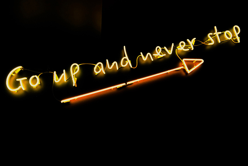 "Go up and never stop" lichtreclame, met de juiste vragen naar effectiviteit