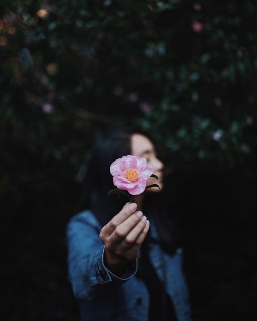 foto van vrouw met bloem bij artikel bureau stroom Vraag je je af hoe je ook met een kwetsbaar gevoel vooruit kan als ondernemer