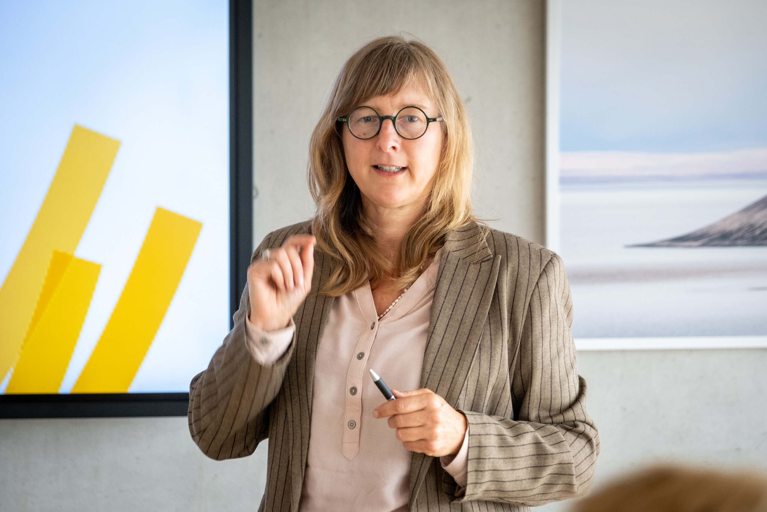 Vrouwelijke ondernemer werkt aan business strategie om meer klanten te krijgen met minder stress, gefocust op mindset